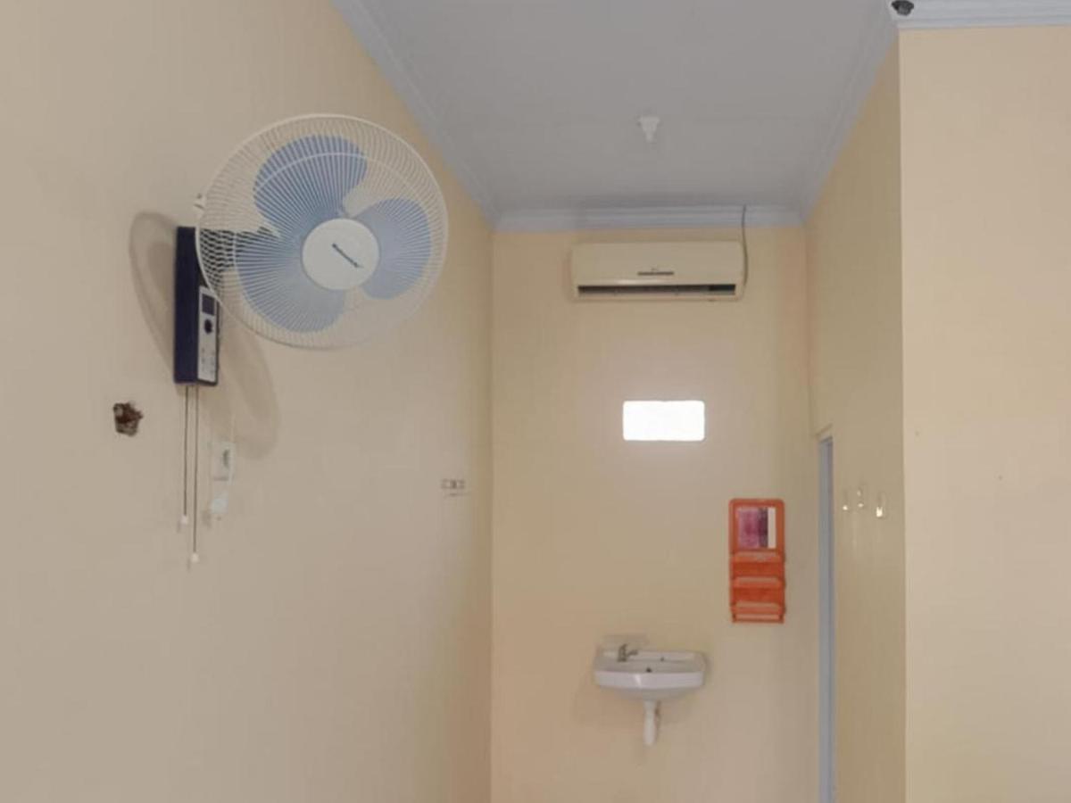 Zulfina Homestay Syariah Mitra Reddoorz Banyuwangi  Exteriör bild
