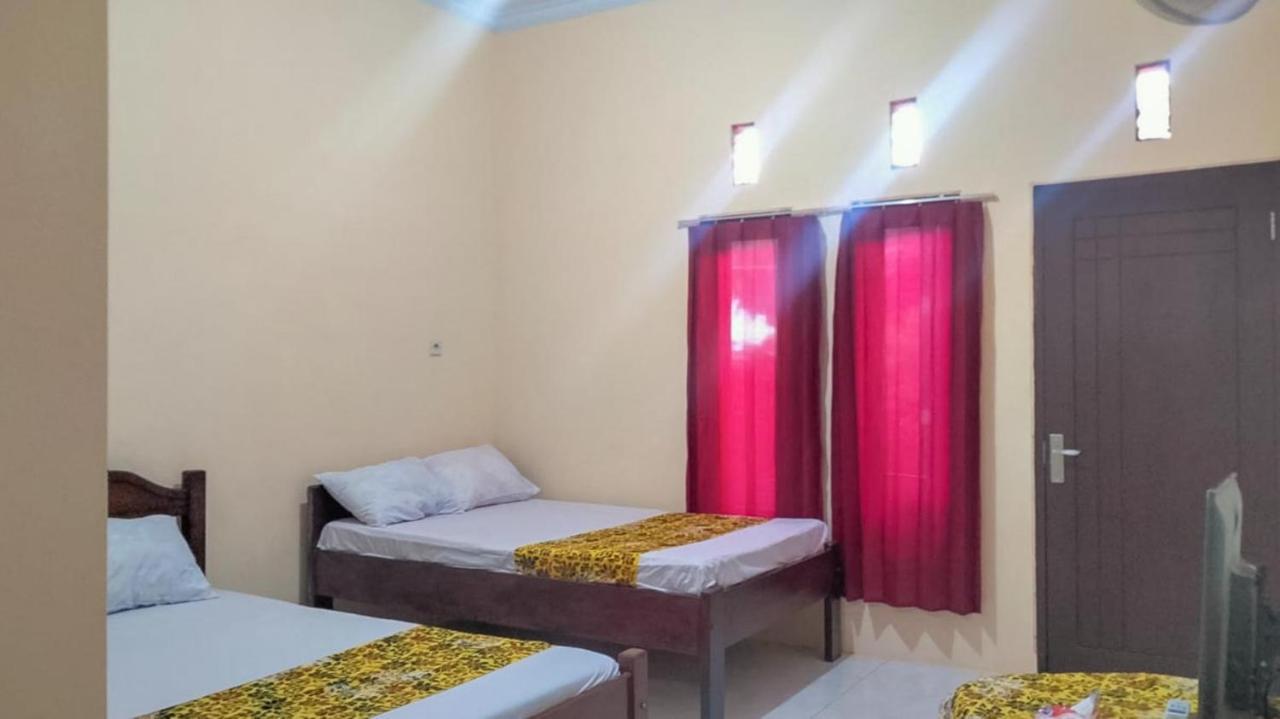 Zulfina Homestay Syariah Mitra Reddoorz Banyuwangi  Exteriör bild